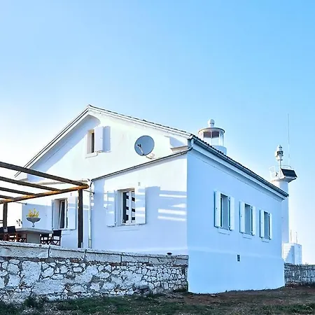 فيلة Sleeps 8 With Wifi Ližnjan