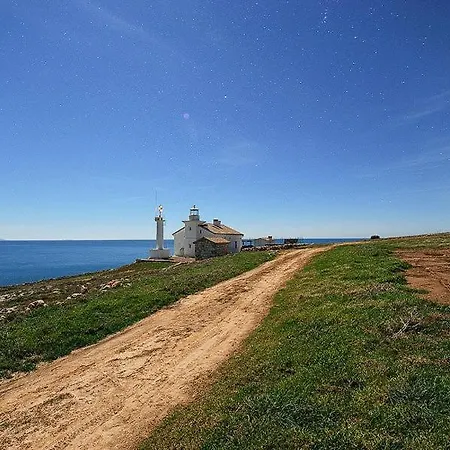 Vila Sleeps 8 With Wifi *