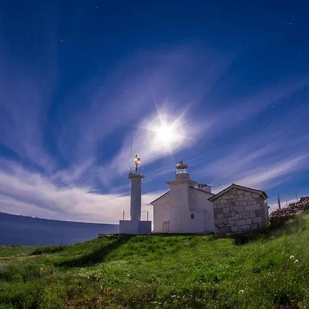 Sleeps 8 With Wifi * Ližnjan